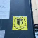 Attraversiamo ora il lungomare Crollalanza e ci dirigiamo verso via Cognetti. Sul retro di un cartello di divieto c�� un adesivo giallo lasciato dagli ultras del Pe�arol, leggendaria squadra dell�Uruguay vincitrice di ben 52 scudetti
